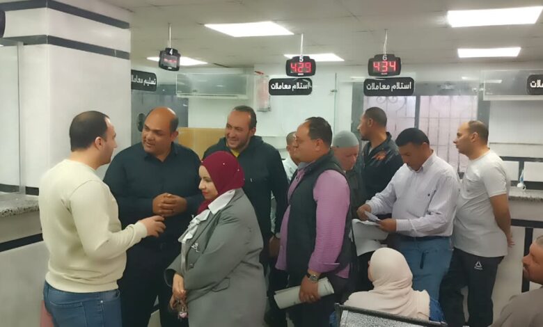 جمال ساطور رئيس مركز ومدينة دسوق خلال متابعته سير العمل بالمركز التكنولوجي ومنظومة التصالح والتأكد من سرعة إنهاء طلبات المواطنين وتقنين أوضاع مخالفات البناء.