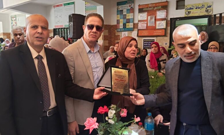 مدير تعليم دسوق يشهد حفل تكريم مديرة مدرسة دسوق الثانوية بنات بمناسبة بلوغها سن التقاعد