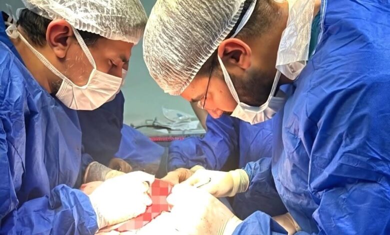 سباق مع الموت.. جراحة عاجلة بمستشفى دسوق العام تنقذ شاب