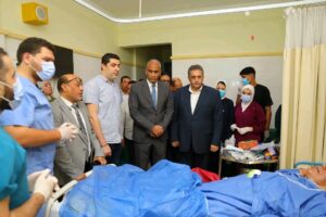 محافظ كفر الشيخ.. يطمأن على رئيس قرية أصيبت أثناء تأدية عملها