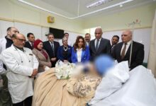 دعم حكومي كامل لرئيسة القرية بعد إصابتها أثناء تنفيذ قرار إزالة