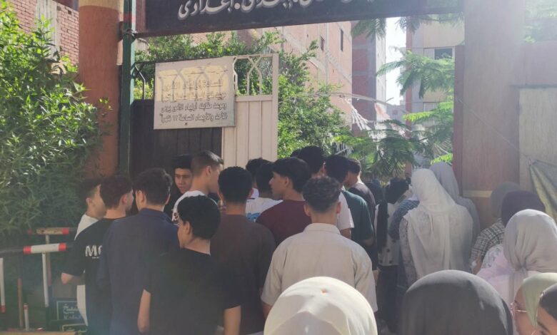 طلاب الثانوية العامة بكفر الشيخ يؤدون إمتحان اللغة العربية وسط أجواء هادئة