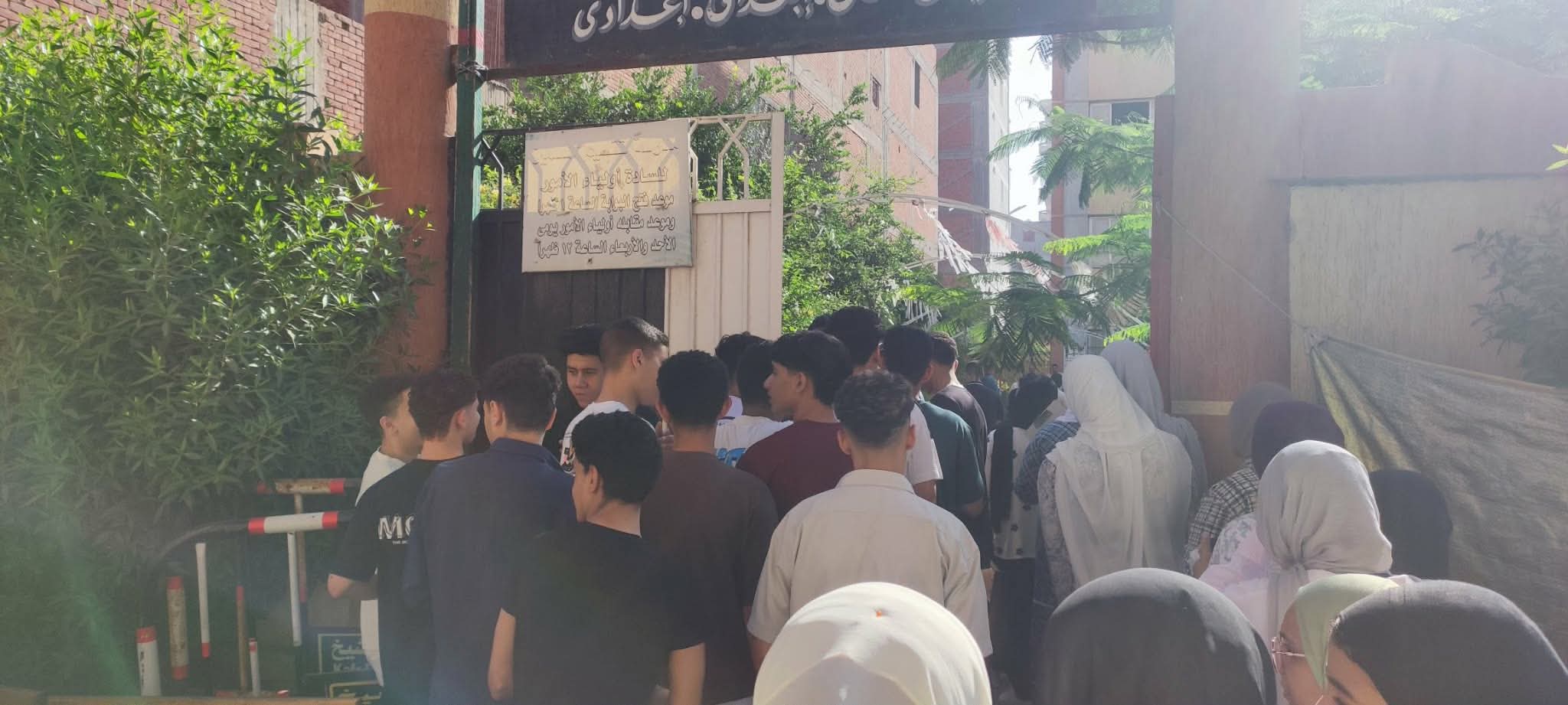 طلاب الثانوية العامة بكفر الشيخ يؤدون إمتحان اللغة العربية وسط أجواء هادئة