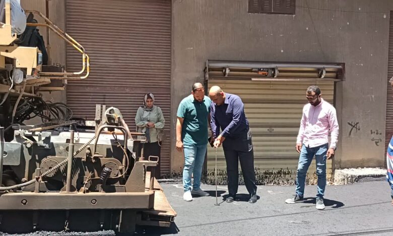 ساطور .. يتابع ميدانيا رصف شوارع جديدة بدسوق