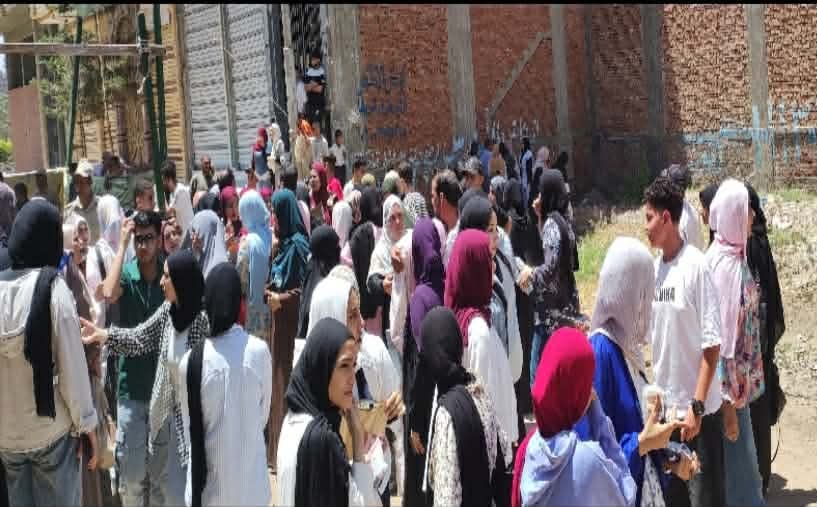 الكيمياء تربك طلاب الثانوية العامة بكفر الشيخ والبكاء يسيطر على الموقف