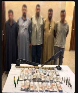 كمين على الطريق العام.. الشرطة تسقط عصابة سرقة طبيب بيطري بسندبيس وتستعيد الأموال والأسلحة