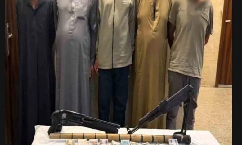 كمين على الطريق العام.. الشرطة تسقط عصابة سرقة طبيب بيطري بسندبيس وتستعيد الأموال والأسلحة