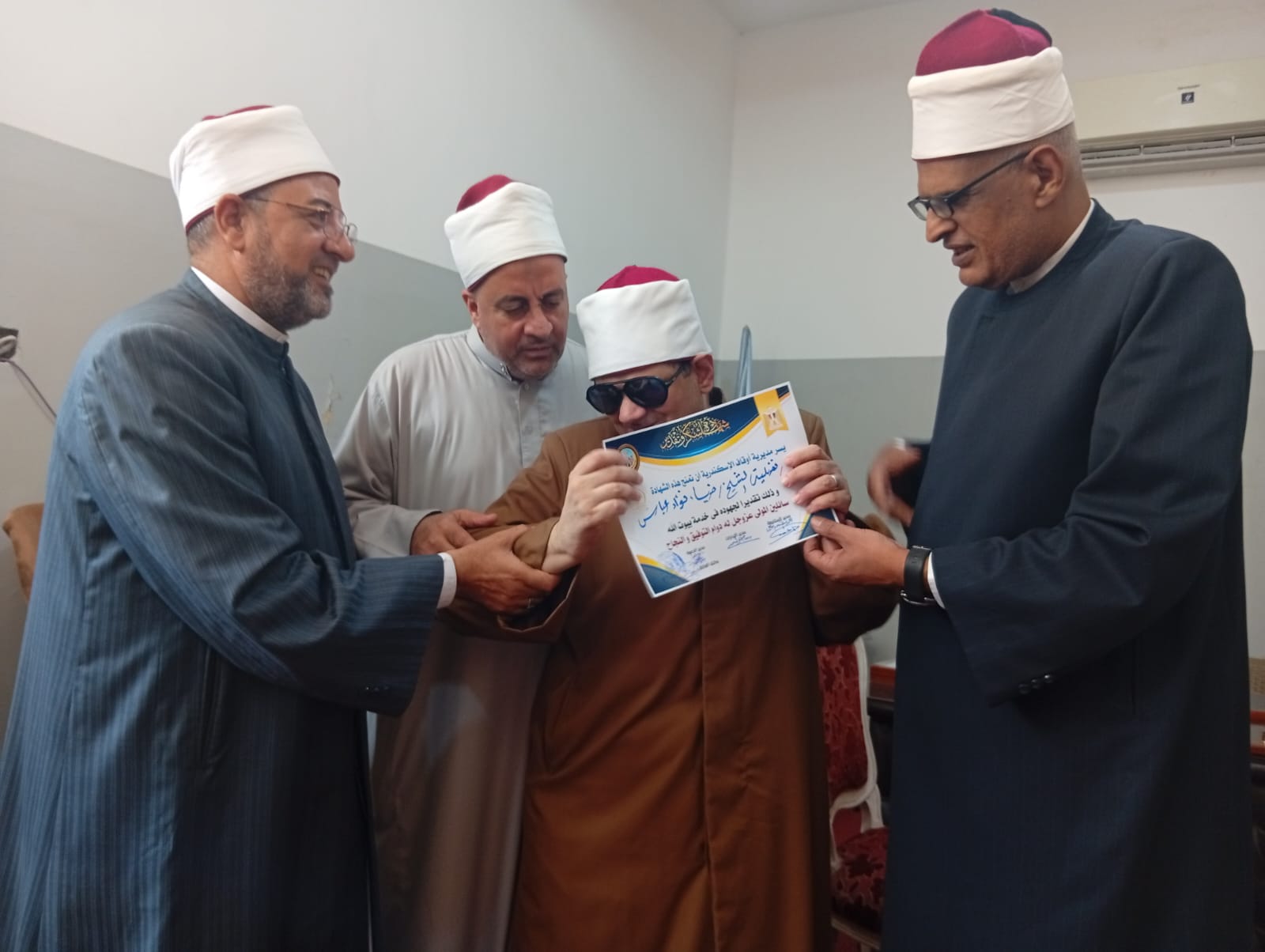 مدير مديرية أوقاف الإسكندرية يكرم عدداً من العاملين بالمديرية من ذوي الهمم