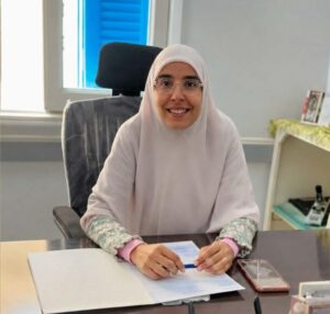 الأستاذة حنان محمود يوسف نموذج مشرف في الإخلاص والتفاني في العمل