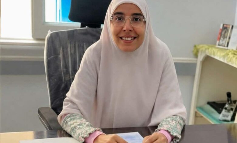 الأستاذة حنان محمود يوسف نموذج مشرف في الإخلاص والتفاني في العمل
