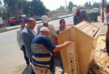 "جميلة يا بلدي" تواصل تغيير وجه دسوق.. رئيس المدينة يتابع ميدانياً تركيب صناديق قمامة جديدة بطريق عمر أبو العز