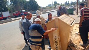 "جميلة يا بلدي" تواصل تغيير وجه دسوق.. رئيس المدينة يتابع ميدانياً تركيب صناديق قمامة جديدة بطريق عمر أبو العز