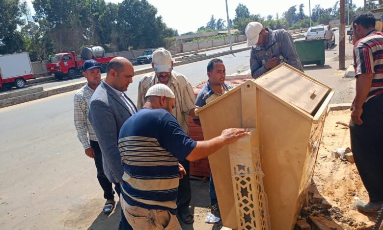 "جميلة يا بلدي" تواصل تغيير وجه دسوق.. رئيس المدينة يتابع ميدانياً تركيب صناديق قمامة جديدة بطريق عمر أبو العز