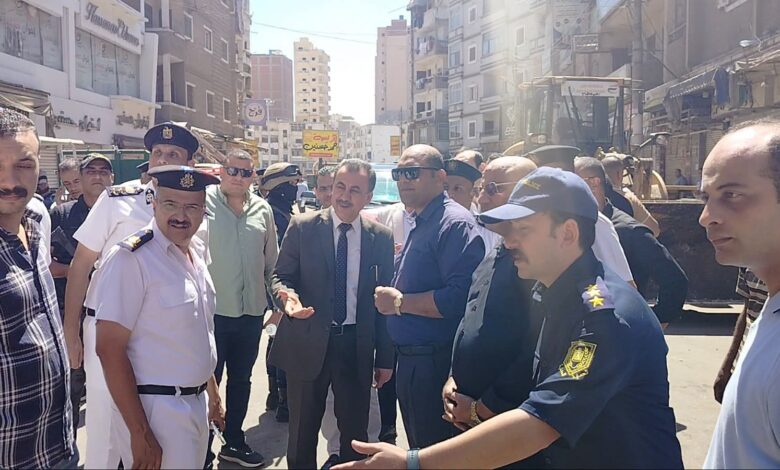 ساطور .. يشن حربا على الاشغالات والتعديات بشوارع دسوق بحضور مدير أمن كفر الشيخ
