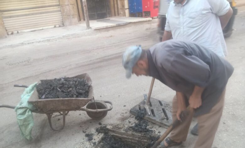 قبل سقوط الأمطار.. دسوق ترفع درجة الاستعداد وتكثف تطهير بالوعات الشوارع