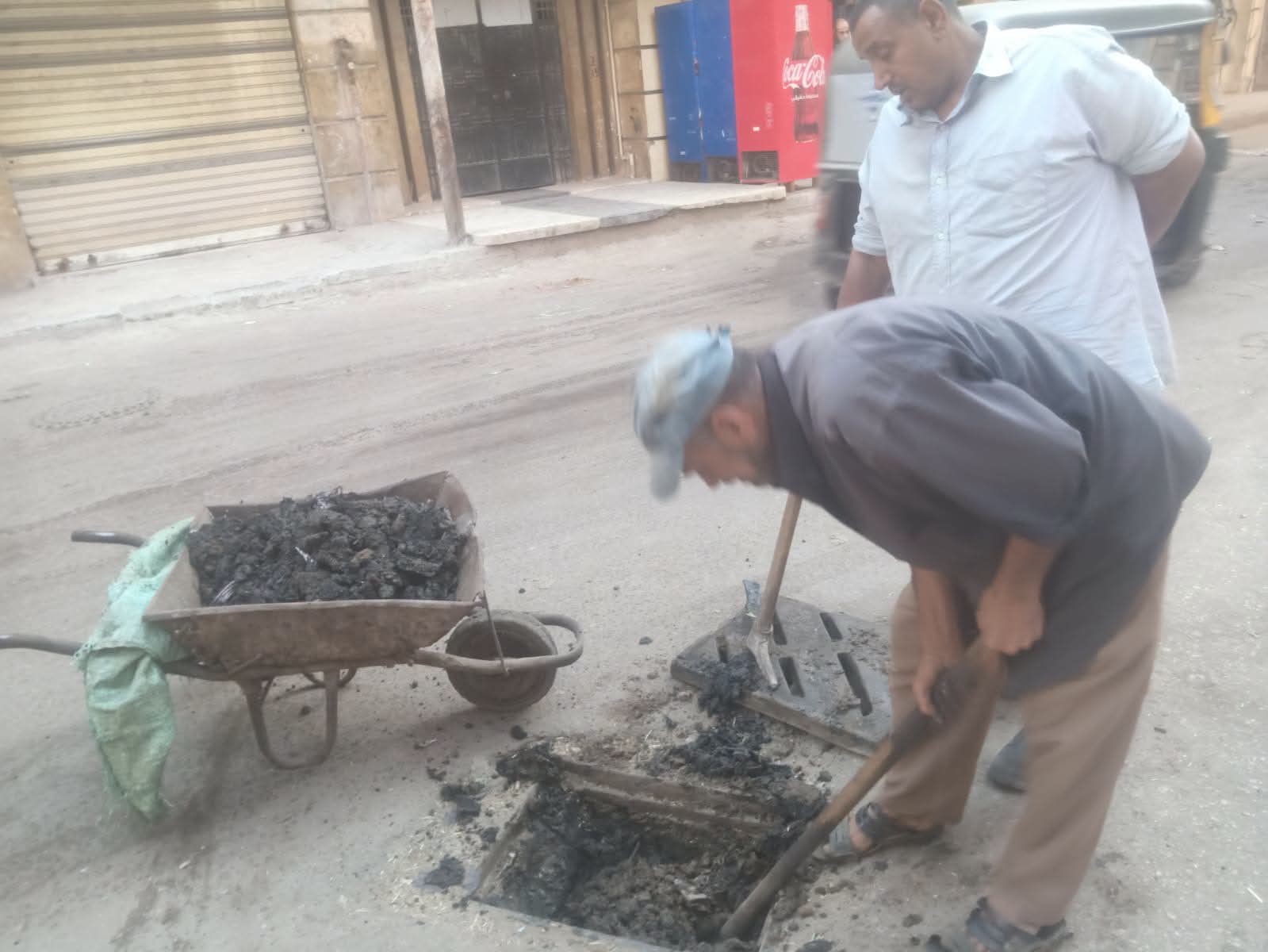 قبل سقوط الأمطار.. دسوق ترفع درجة الاستعداد وتكثف تطهير بالوعات الشوارع