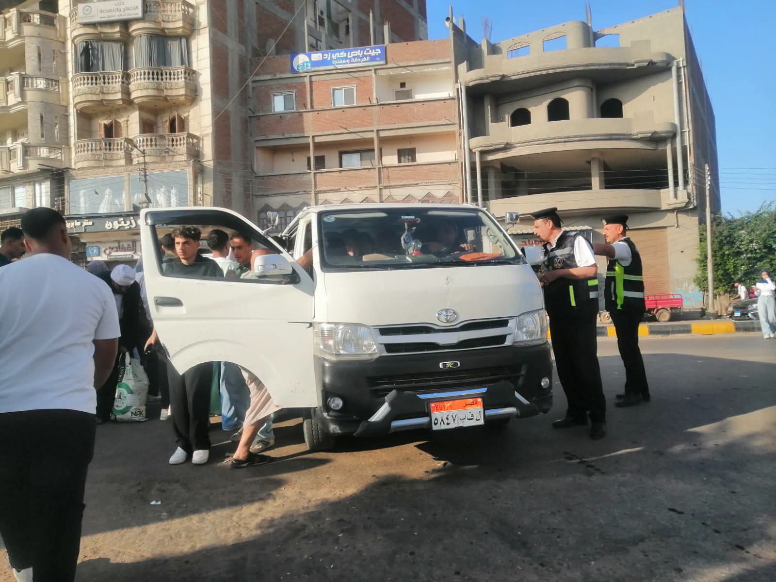الدفع ب 60 سيارة فجراً بمواقف دسوق لنقل طلاب جامعة كفر الشيخ
