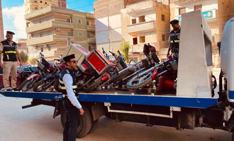 حملات مرورية بدسوق تضبط 13 دراجة وتوك توك بدون لوحات ومواجهة حاسمة لـ "التلوث السمعي"