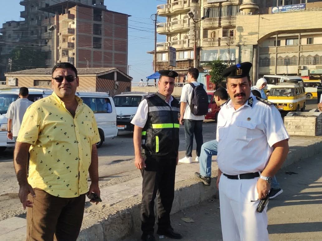 رئيس وحدة مرور دسوق ..  يتابع حركة نقل طلاب جامعة كفر الشيخ بمجمع المواقف