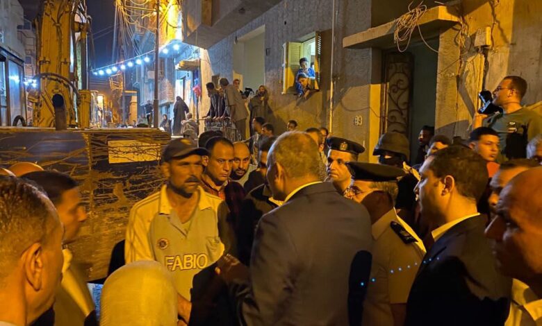 انهيار عقار في بيلا .. ومحافظ كفر الشيخ ينتقل لموقع الحادث ويتابع الإنقاذ لحظة بلحظة